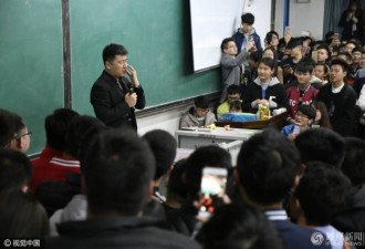 网红老师讲课 上千学生赶来：“我们来听相声”