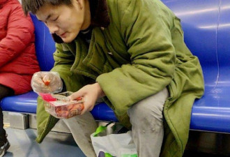 男子地铁吃小龙虾到处乱吐皮 被骂反怼: 没犯法
