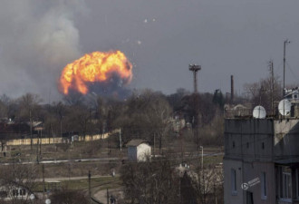 乌克兰一弹药库爆炸升起蘑菇云 上万人疏散