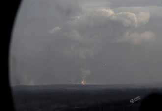 乌克兰一弹药库爆炸升起蘑菇云 上万人疏散