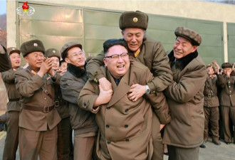 激动的泪水!与他深情拥抱是朝鲜人最高理想