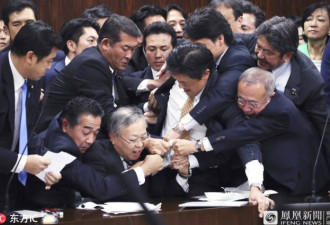 反对声中强行通过法案 日本国会参议院一片混乱