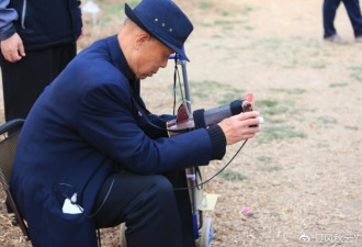 热贴：北京大爷自制撩妹拍照神器 样子拉风拍照