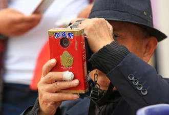 热贴：北京大爷自制撩妹拍照神器 样子拉风拍照