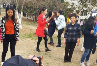 热贴：北京大爷自制撩妹拍照神器 样子拉风拍照