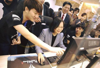 蔡英文试玩LOL：会打游戏的都是“台湾栋梁”