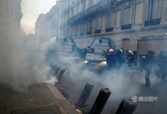巴黎硝烟弥漫...警方出动装甲车大战“黄马甲”