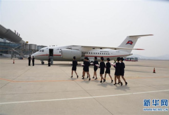 中朝开通新航线 朝鲜空姐捧花迎接中国乘客