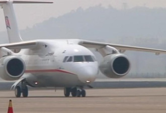 中朝开通新航线 朝鲜空姐捧花迎接中国乘客