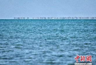 敦煌盐碱荒滩现碧波湖面 引民众戈壁“看海”