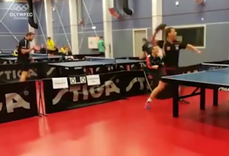 15岁华裔小将演绎打乒乓球躺着赢，对手都懵了