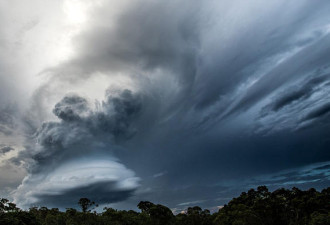 澳大利亚摄影师拍到罕见积雨云 酷似不明飞行物