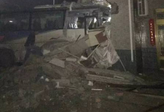 大客车失控冲进居民家:撞塌一楼房 致一死一伤