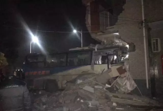 大客车失控冲进居民家:撞塌一楼房 致一死一伤