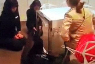 强迫服务员下跪打骂店员 韩国暴躁顾客引发热议