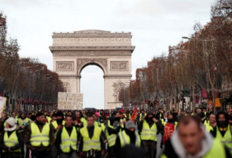 全国警戒 巴黎特警装甲车围城吓不住黄背心抗议