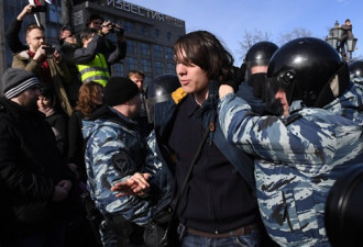 俄10余城爆发非法反腐游行 莫斯科500人被捕
