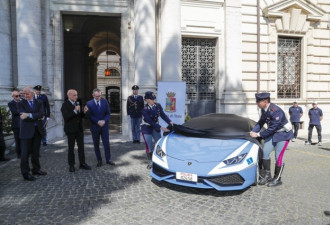 真土豪！意大利国家警察局获赠兰博基尼警车