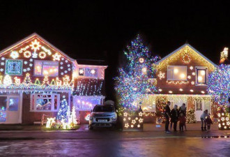 英国一街道坚持慈善传统 点10万盏圣诞彩灯筹款