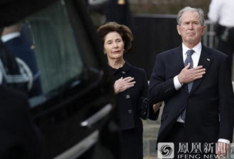 小布什致悼词后下台 在座位上泪流满面