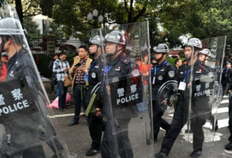 萨德阴影罩中韩球赛 警察重兵压阵怕球迷骚乱
