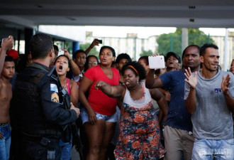 巴西警察私自处决疑犯画面被曝光 民众抗议