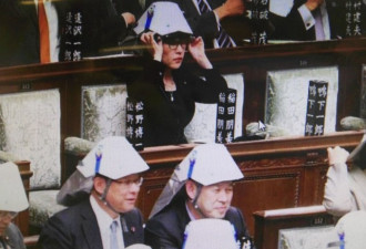 日本议会成头盔阵 女防相抢眼