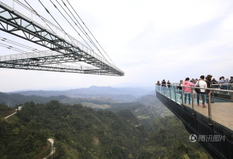重庆悬挑80米玻璃悬廊开放 有望破世界纪录