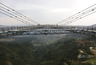 重庆悬挑80米玻璃悬廊开放 有望破世界纪录