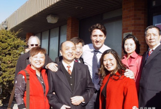 杜鲁多造访加拿大华乒协 你看看华人好爱他