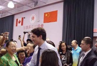 杜鲁多造访加拿大华乒协 你看看华人好爱他