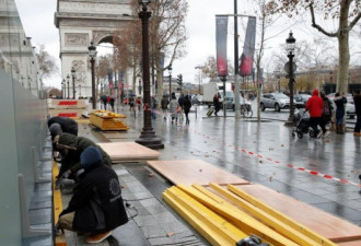 巴黎香街上，外国游客正在成为即将灭绝的物种