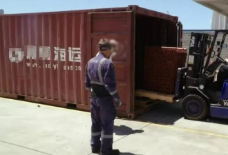 这批中国的货柜十分可疑，海关用榔头敲了个遍