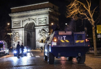 装甲车碾过巴黎闹市 &quot;黄背心&quot;示威者用肉身挡车