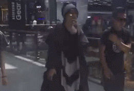 网友迪拜偶遇王菲:贵妇打扮 走路带风 自带气场