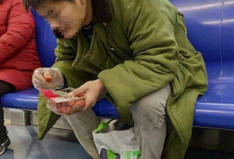 男子在地铁上吃小龙虾满地吐壳还骂保洁