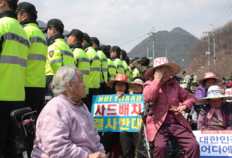 运萨德卡车被韩国奶奶们堵住 双方对峙1小时