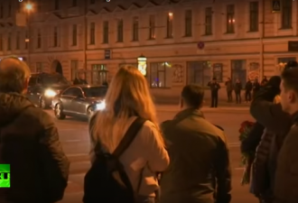 普京在圣彼得堡悼念恐袭死难者