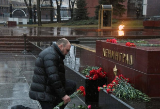 普京在圣彼得堡悼念恐袭死难者