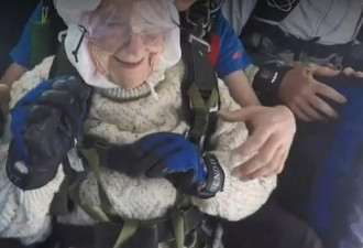 102岁澳洲奶奶玩高空跳伞！“没啥，不害怕”