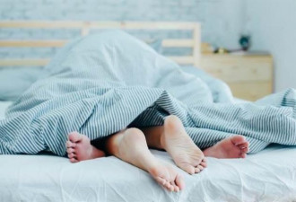 已婚男酒醒惊见女同事睡旁边 吓坏