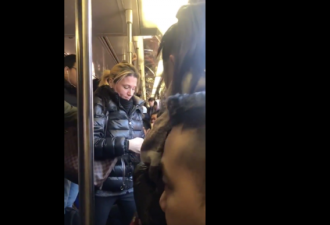 华裔女纽约地铁被“疯女人”种族击伤