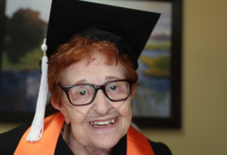 再晚也不迟！84岁的得州妇女获得了大学学位