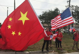 现场：美国华人挥舞中美国旗欢迎习近平访美