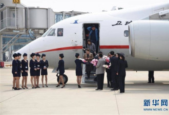 朝鲜开通对华新航线 空姐手持鲜花迎接中国客