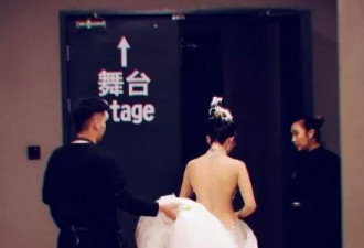 60岁杨丽萍穿露背装，一张背影照引来无数惊叹