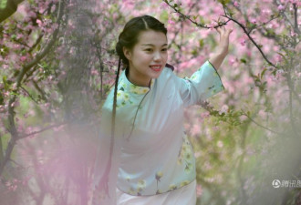 扬州瘦西湖美女导游换新装 散发浓郁晚清风