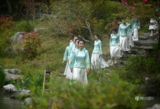 扬州瘦西湖美女导游换新装 散发浓郁晚清风