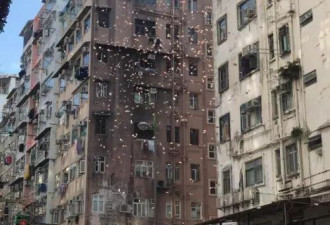 香港90后天台狂撒百元钞 路人哄抢 被警方抓捕