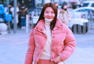 三里屯的美女们总是有曼妙的曲线，良好的身材